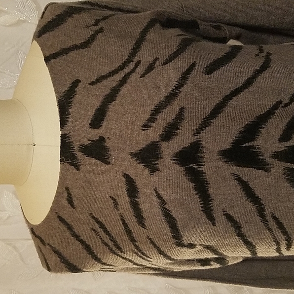 Neiman Marcus Cashmere Blend Tiger striped sweater🐾 - Picture 9 of 9